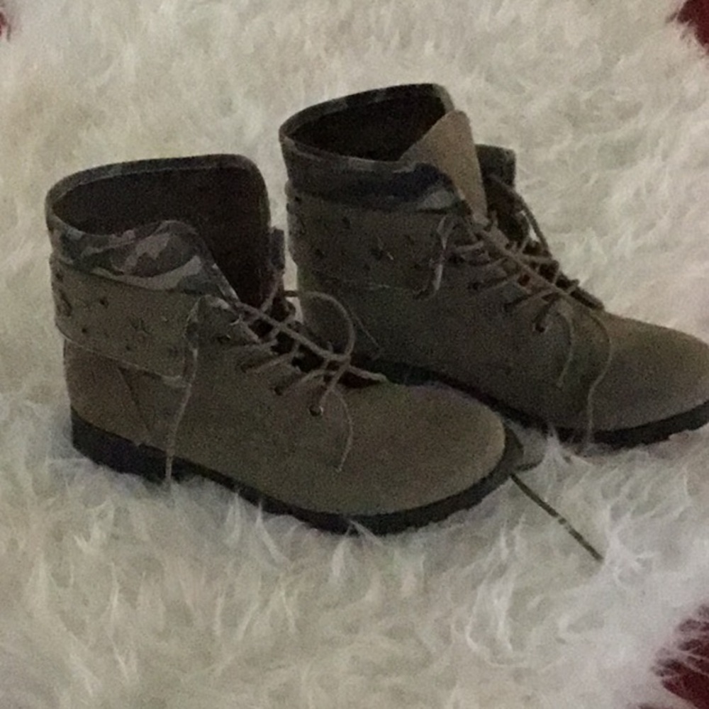 Women’s size 10 army style boot